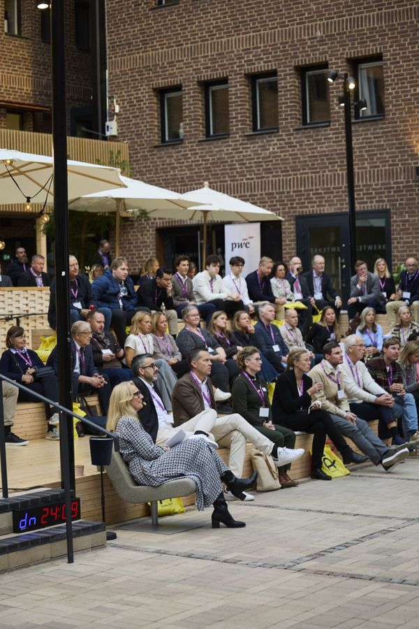 Publiken på trappan vid Werket